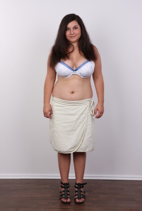 Overweight brunette Lucie undresses to fulfill dreams of becoming a nude model