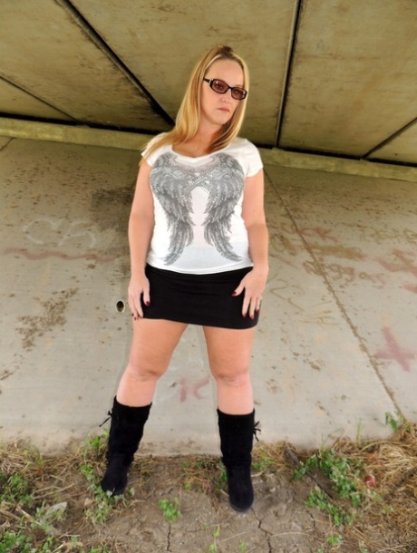 Thick amateur Dee Siren has interracial sex underneath an overpass