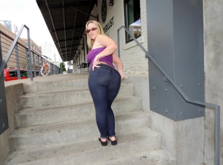 Fat amateur Dee Siren fingers fucks before being fisted inside a vehicle