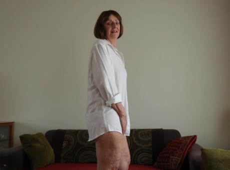 Hot mature granny Kat Kitty spreading legs & posing naked on her knees