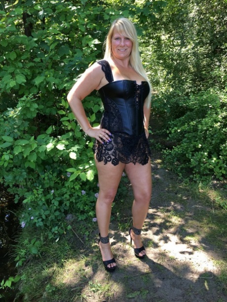 Blonde amateur Sweet Susi looses her natural takes a big butt next to a river