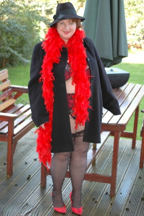 Fat amateur uncups her huge breasts as she steps inside to change clothes