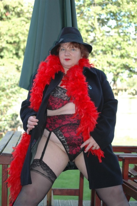 Fat amateur uncups her huge breasts as she steps inside to change clothes