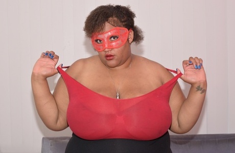 Fat ebony amateur Curvy Bunny B shaves her pussy in fishnet stockings