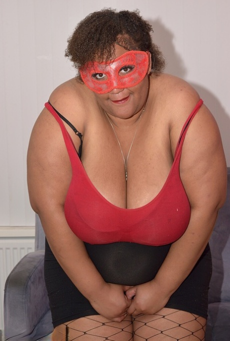 Fat ebony amateur Curvy Bunny B shaves her pussy in fishnet stockings