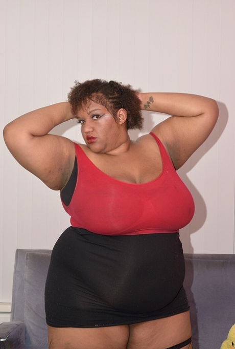 Fat ebony amateur Curvy Bunny B shaves her pussy in fishnet stockings