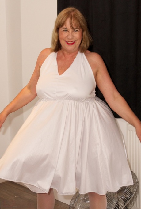 British amateur Speedy Bee removes a pretty dress to show her tits and twat