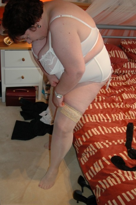 British BBW Chris 44g dons a big hat in her underthings and nylons