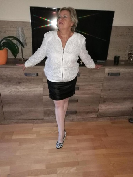 Older solo woman Caro plays with her snatch after taking off all her clothes