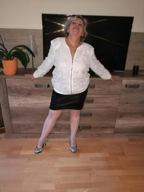 Older solo woman Caro plays with her snatch after taking off all her clothes