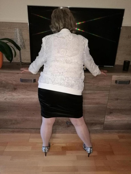 Older solo woman Caro plays with her snatch after taking off all her clothes