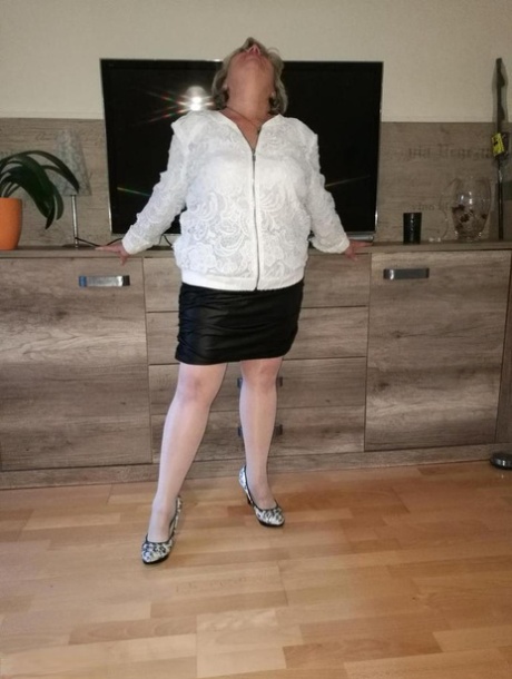 Older solo woman Caro plays with her snatch after taking off all her clothes