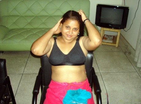 Fat Indian woman uncovers her natural tits as she gets totally naked