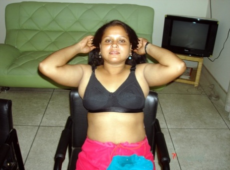 Fat Indian woman uncovers her natural tits as she gets totally naked