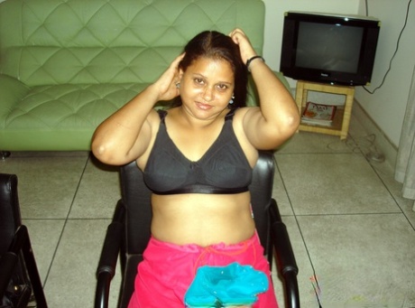 Fat Indian woman uncovers her natural tits as she gets totally naked