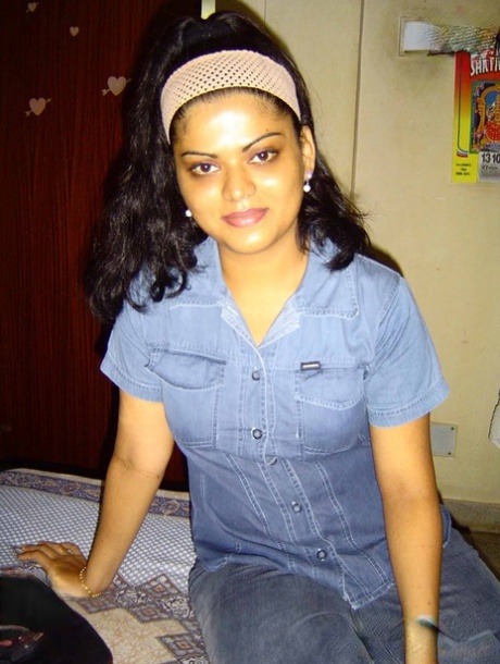 Chubby Indian girl Neha shows her natural boobs while naked on a dresser