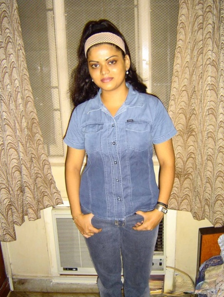 Chubby Indian girl Neha shows her natural boobs while naked on a dresser