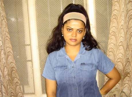 Chubby Indian girl Neha shows her natural boobs while naked on a dresser