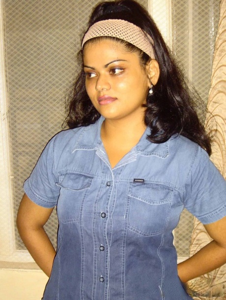 Chubby Indian girl Neha shows her natural boobs while naked on a dresser