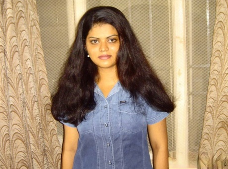 Chubby Indian girl Neha shows her natural boobs while naked on a dresser