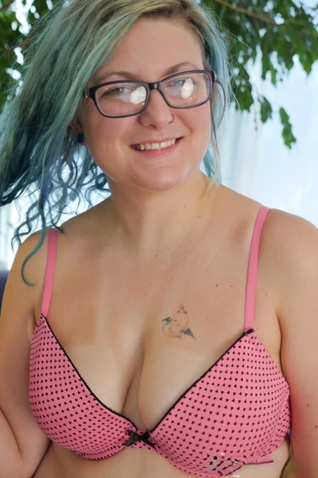 Plump first timer Blue Ruin sports dyed hair while toying her twat on a sofa