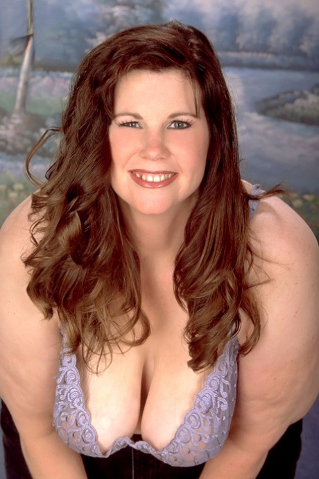 BBW Robin unleashes her huge hangers during a solo performance