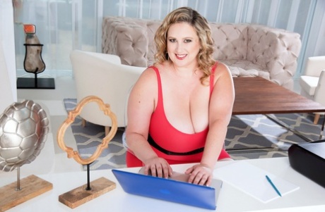 Middle-aged BBW Amiee Roberts ends up on top during sex with her clothed lover