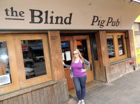 Thick amateur Dee Siren flashes in public before fisting her horny cunt