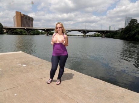 Thick amateur Dee Siren flashes in public before fisting her horny cunt