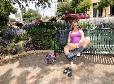 Thick amateur Dee Siren flashes in public before fisting her horny cunt