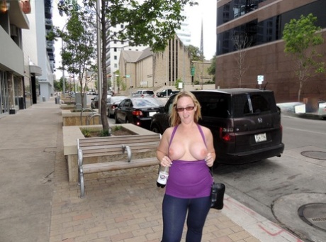 Thick amateur Dee Siren flashes in public before fisting her horny cunt