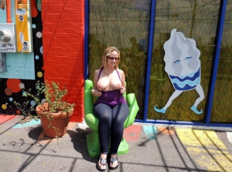 Thick amateur Dee Siren flashes in public before fisting her horny cunt