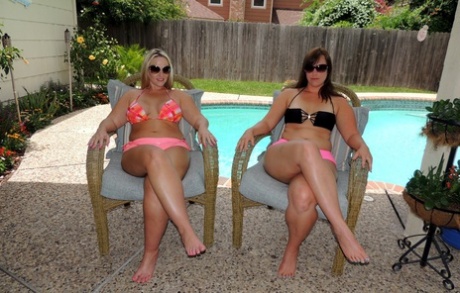 Amateur plumpers Virgo Peridot & Dee Siren bare their bald slit and big butts