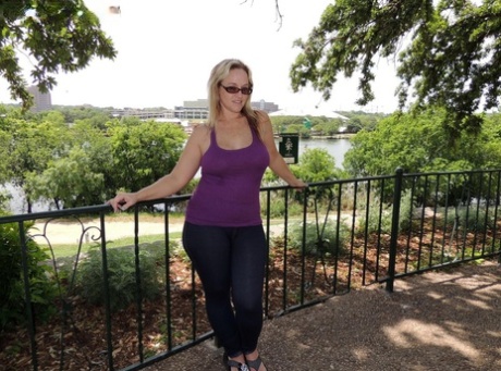 Fat blonde Dee Siren exposes herself in public before pussy play in a vehicle