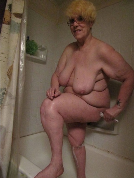 Fat granny Bunny Gram shaves her legs on the side of her bathtub