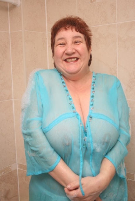 Redhead nan Kinky Carol shows her big ass and snatch in a bathtub