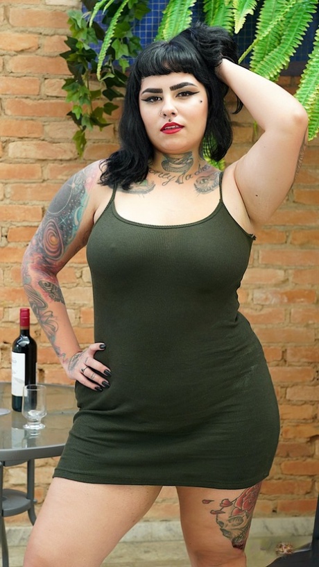 Inked chick Alana Kralissa shows her big butt before sex with a machine dildo