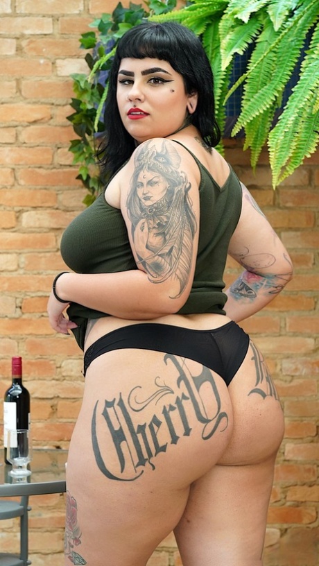 Inked chick Alana Kralissa shows her big butt before sex with a machine dildo