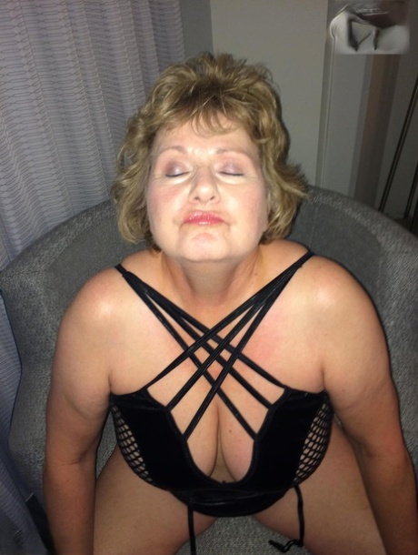 Older woman Busty Bliss receives a pearl necklace during POV action