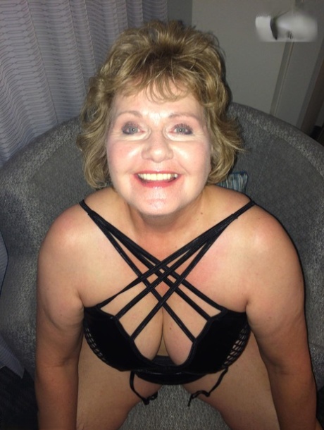Older woman Busty Bliss receives a pearl necklace during POV action