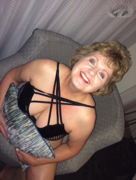 Older woman Busty Bliss receives a pearl necklace during POV action