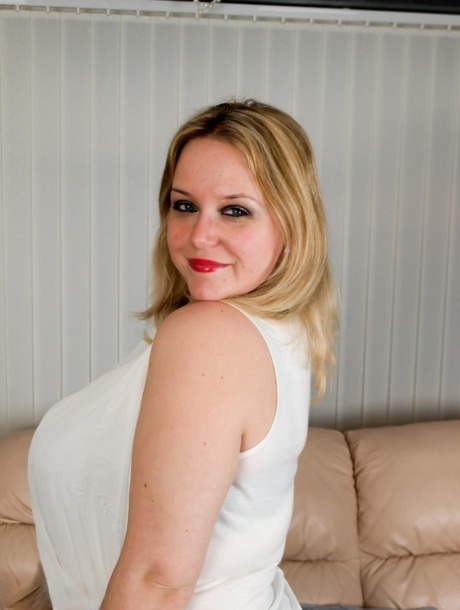Thick amateur Sindy Bust uncups her big naturals while getting naked in heels
