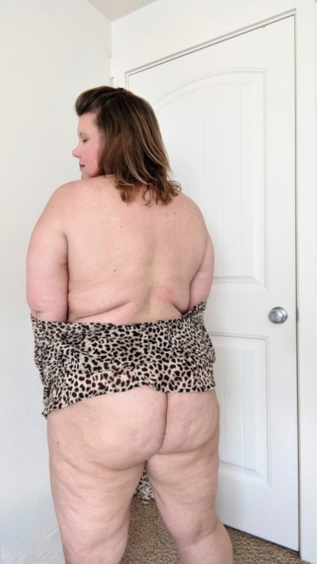 Fat amateur Busty Kris Ann removes her house robe to stand bare naked