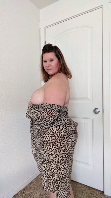 Fat amateur Busty Kris Ann removes her house robe to stand bare naked
