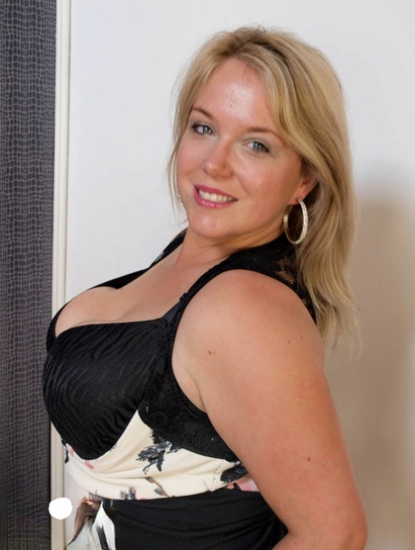 Amateur BBW Sindy Bust bares her big boobs and butt before pussy play
