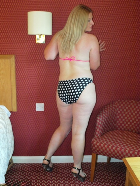 Amateur girl Samantha takes off a polkadot bikini to stand naked in heels
