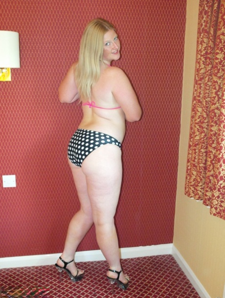 Amateur girl Samantha takes off a polkadot bikini to stand naked in heels