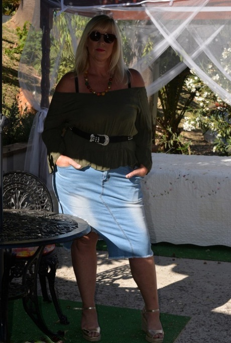 Fat blonde Melody fondles her breasts while outdoors in sunglasses