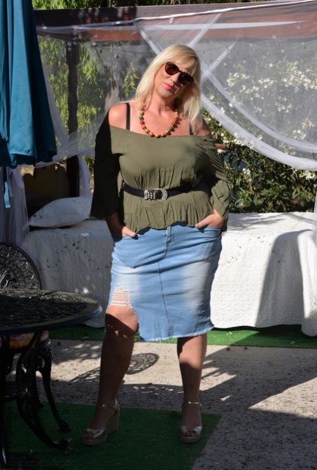 Fat blonde Melody fondles her breasts while outdoors in sunglasses