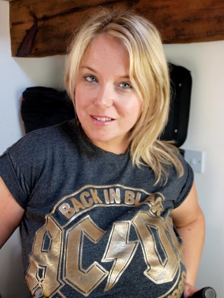 British plumper Sindy Bust sets her curvy figure free in high-heeled shoes